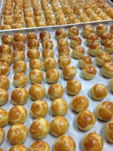 Pineapple tarts with tray